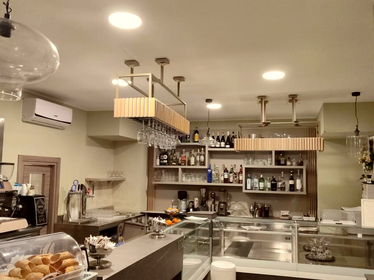 Il bancone di Caffè Opera a Catania