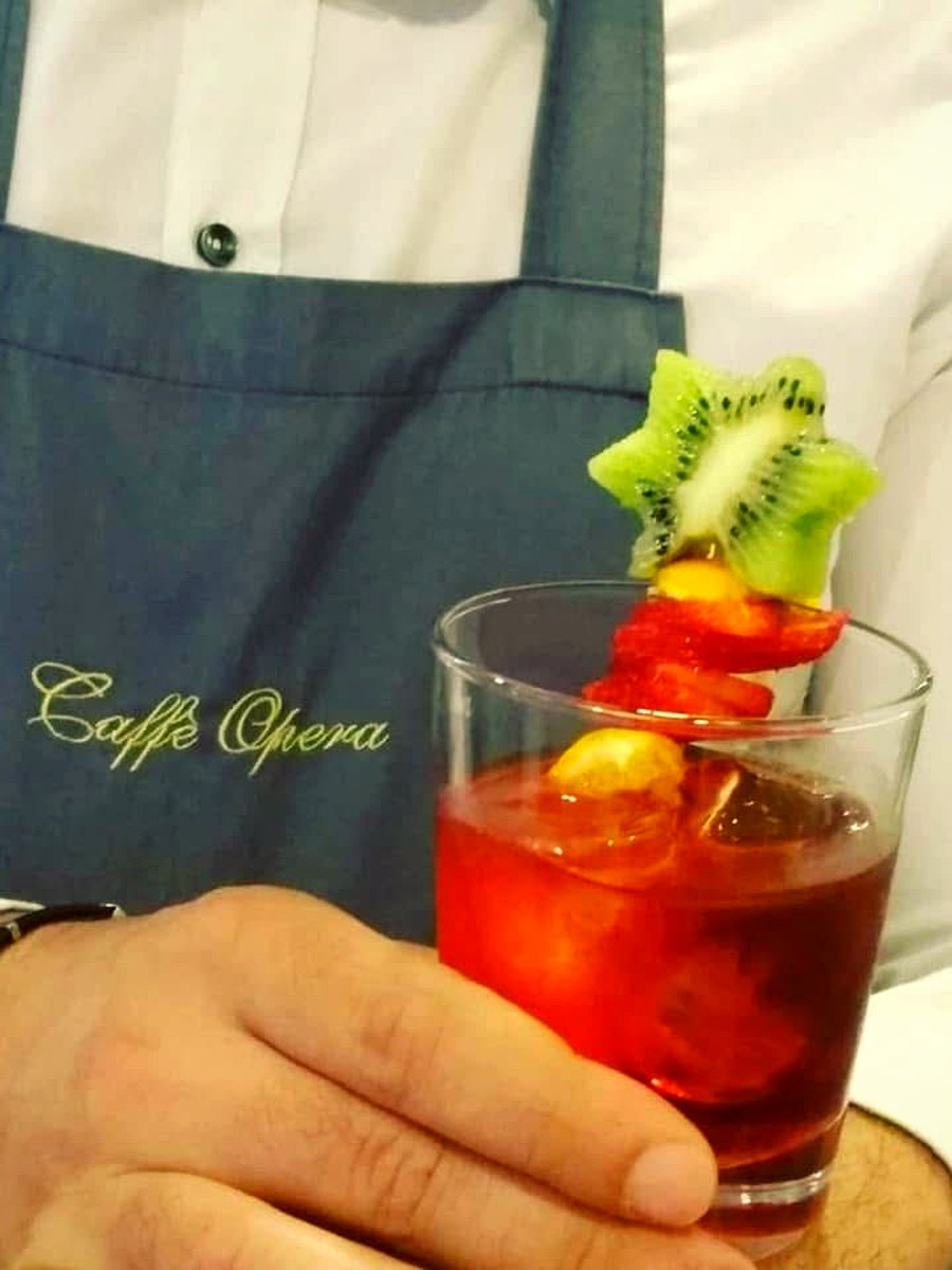Aperitivo in Piazza Bellini da Caffè Opera