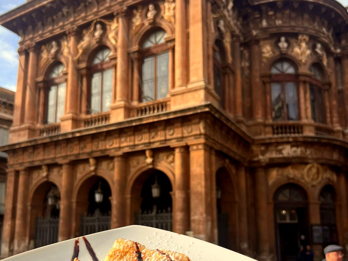 Il Teatro Massimo Bellini visto da Caffè Opera, Catania